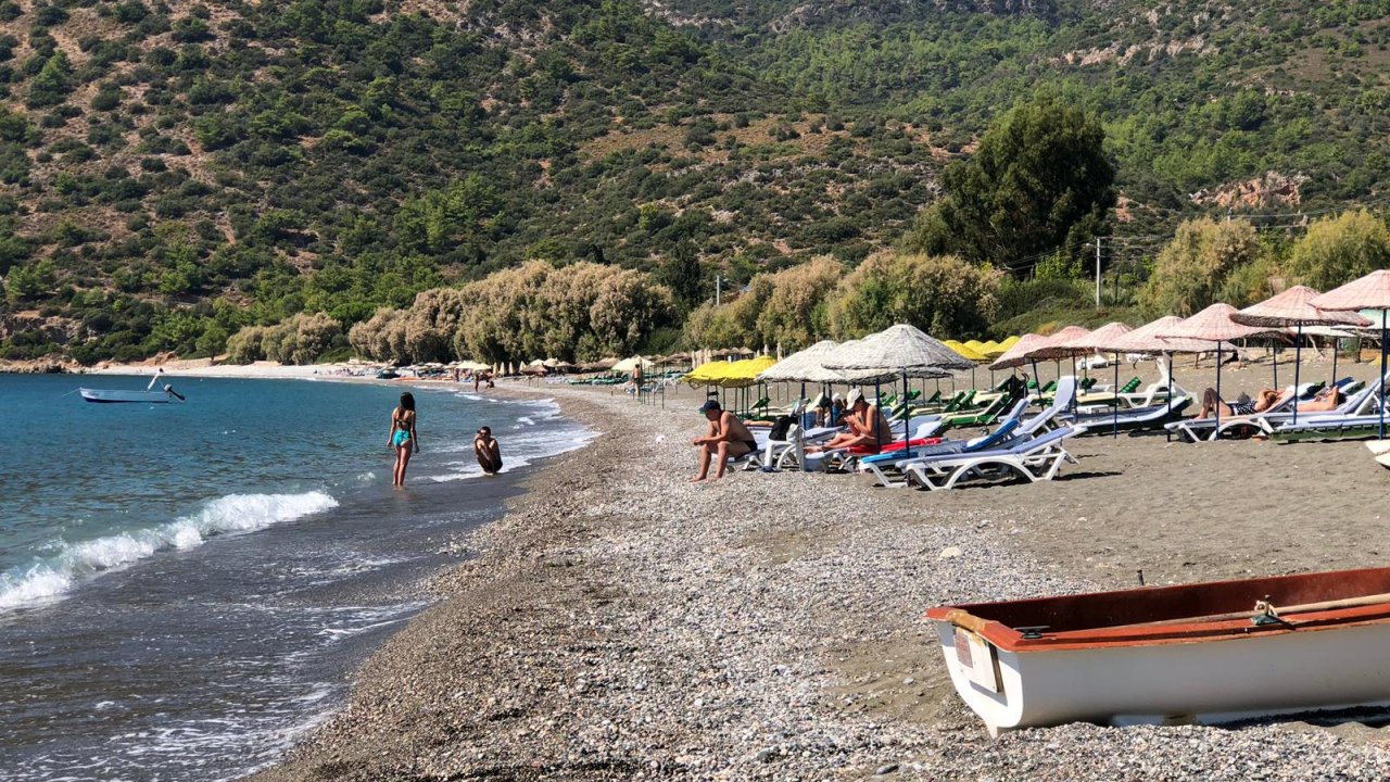 Turistler Son Sıcak Havaların Tadını Çıkardı