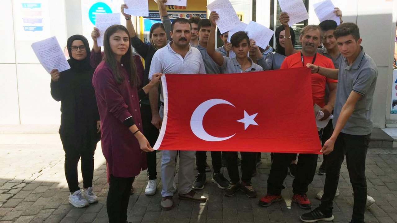 Öğrencilerden 15 Temmuz Şehitlerine ve Gazilere Mektup