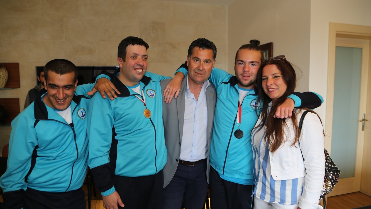 İl şampiyonu özel sporcular mutluluklarını Başkan ile paylaştı