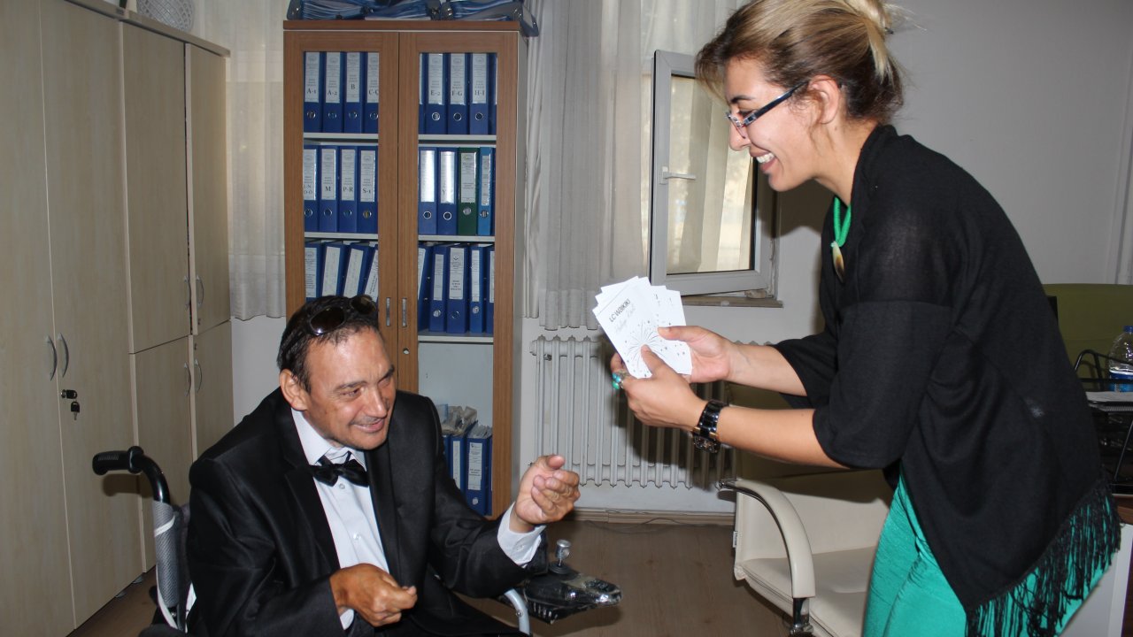 Sözünü Tuttu, Mendil Paralarını  Kimsesiz Çocuklara Bağışladı