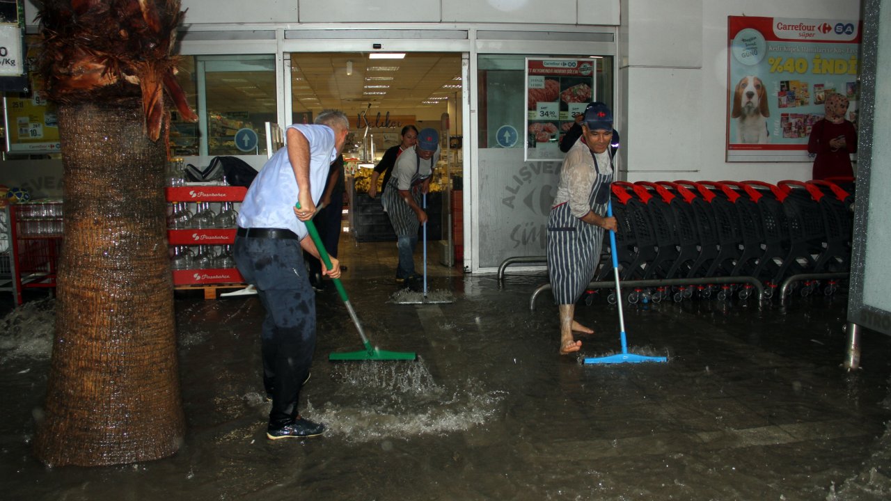 Şiddetli Yağmur Fethiye'yi Vurdu