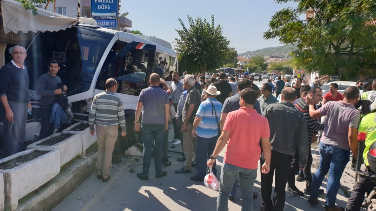 Minibüs Büfeye Çarparak Durabildi