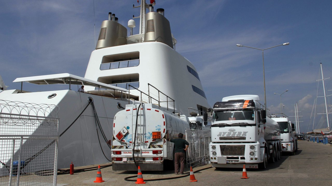 Rus iş adamının yatına 13 tankerle 1 milyon TL'lik yakıt ikmali yapıldı