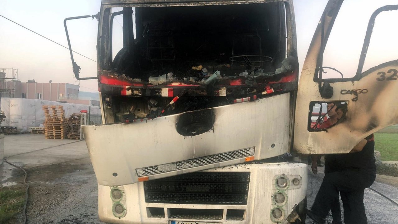 Park Halindeki Kamyonda Yangın Çıktı