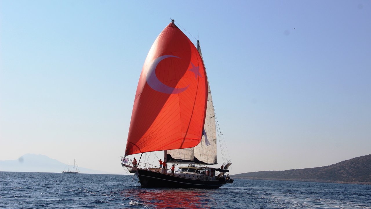 Yat Yarışında Türk Bayraklı Yelken Dikkat Çekti