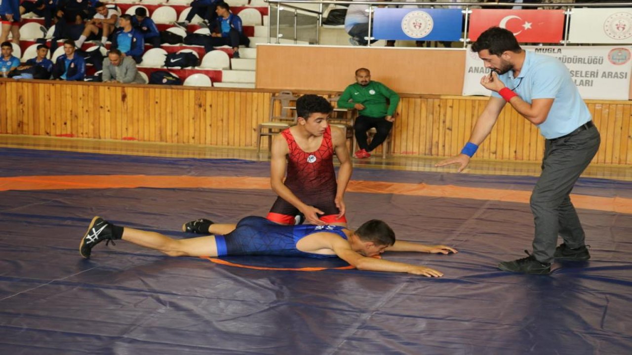 Lise Öğrencileri Minderde Ter Döktü