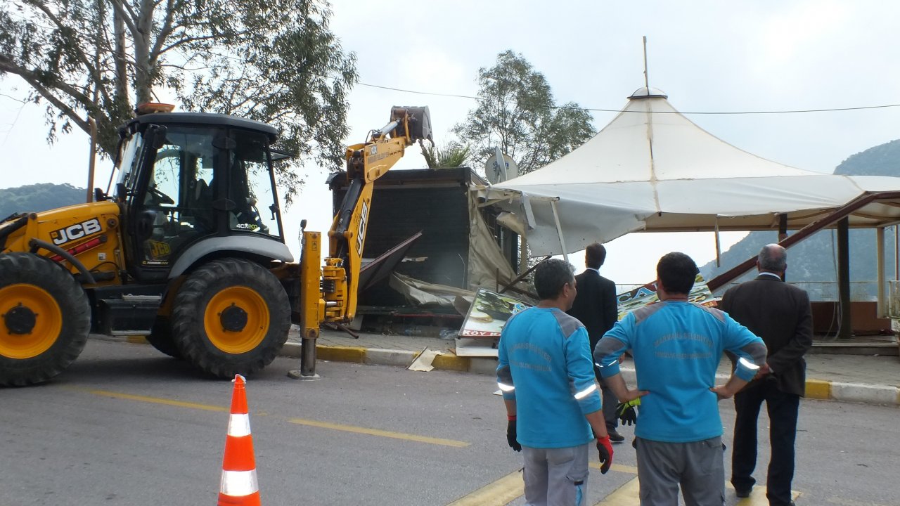 Marmaris'te turizm sezonu öncesi kaçak yapılar yıkılıyor