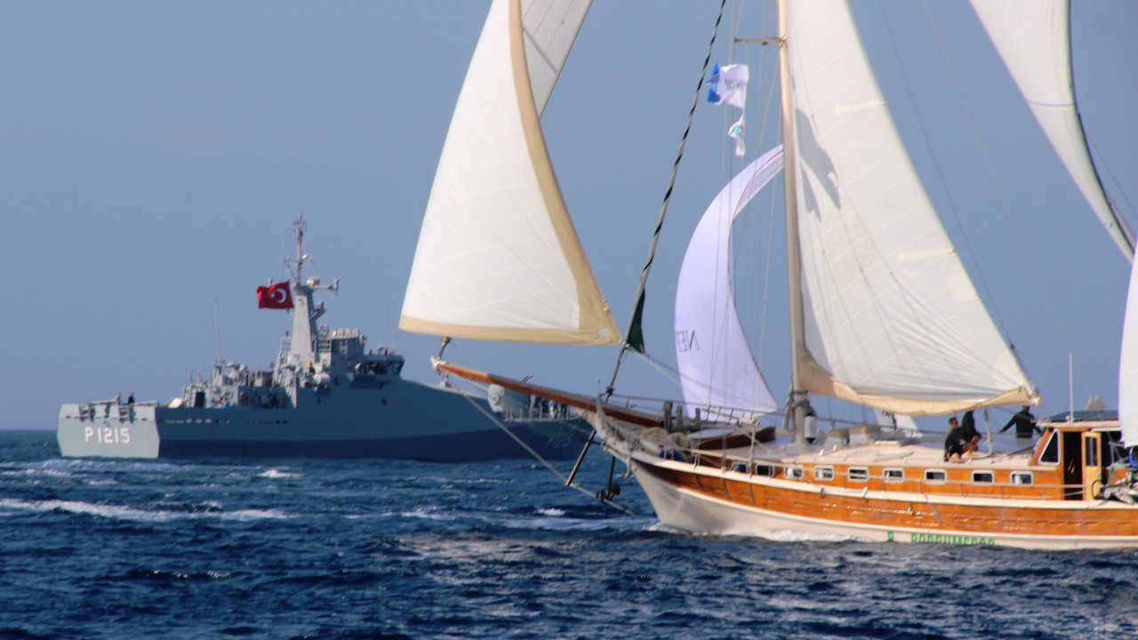 Kardak Kayalıklarından Geçen Yelkenlileri Türk Savaş Gemisi Korudu