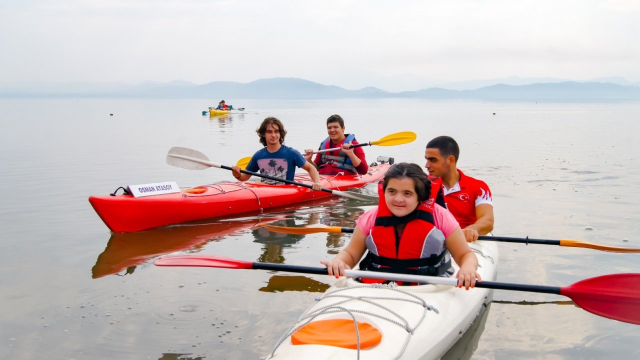 Engelleri Kanoyla Aşıyorlar