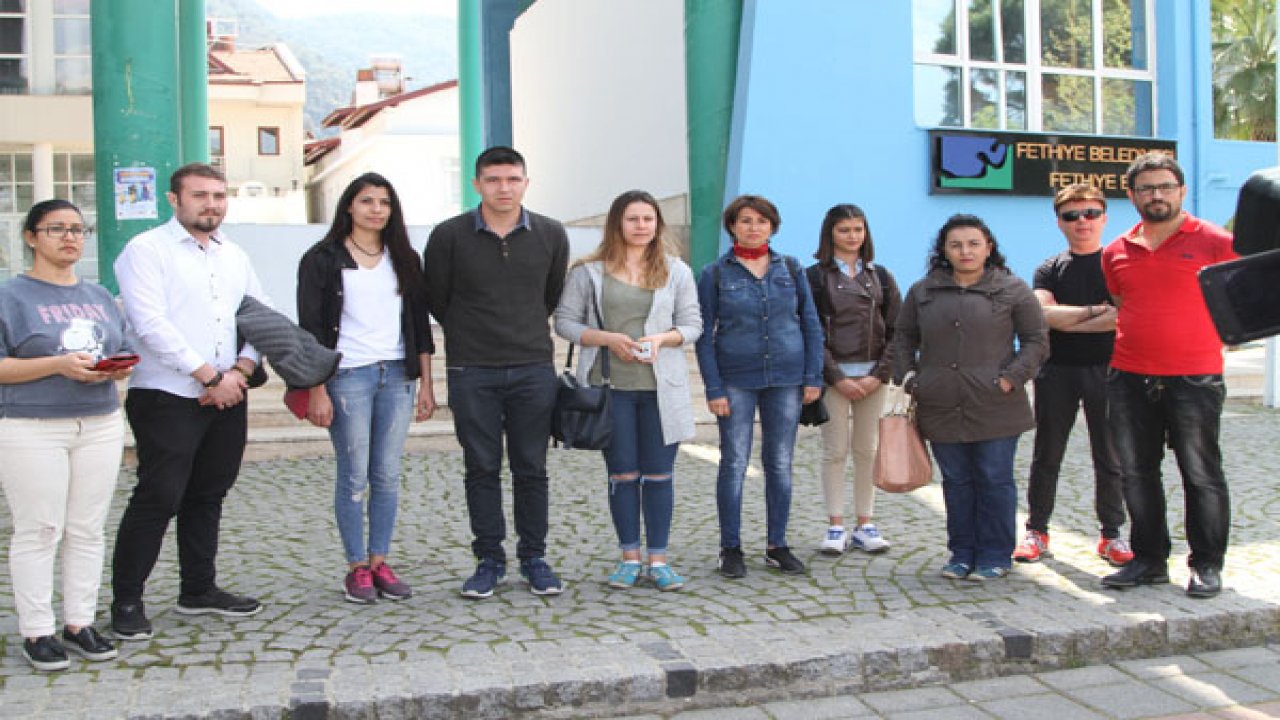 Maaşlarını alamayan mağaza çalışanları alkışlı eylem yaptı