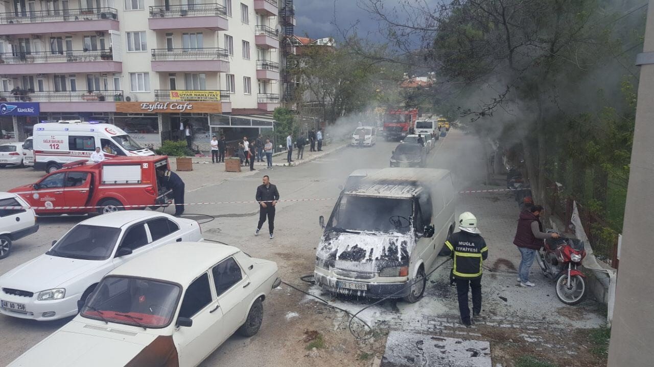 Milas'ta park halindeki araç yandı