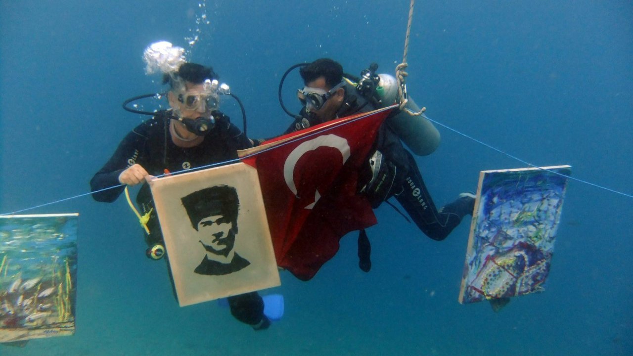 Denizaltında Atatürk'ün Portresini Yaptılar