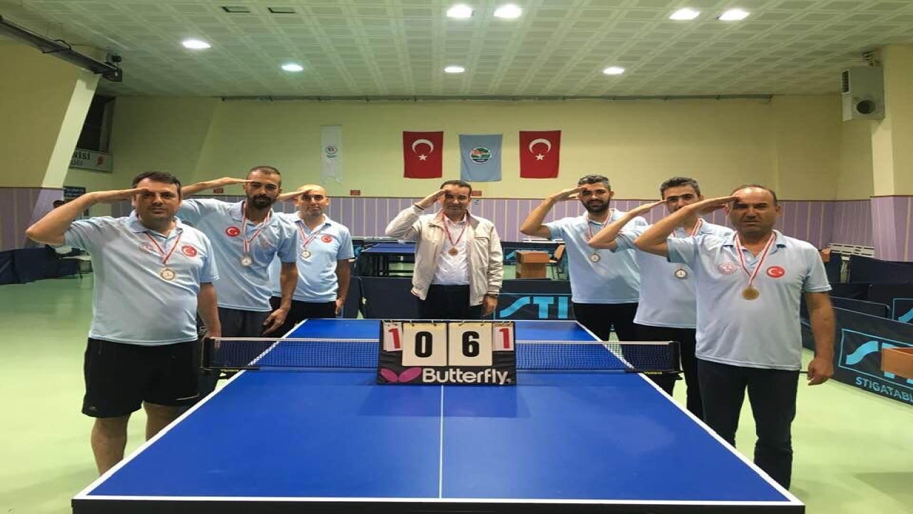 Şampiyon Öğretmenler Madalyalarını Asker Selamıyla Aldı