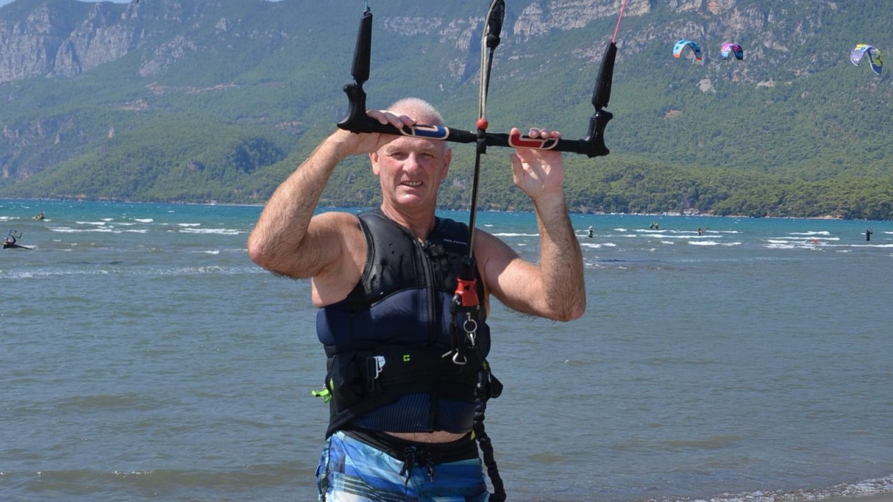 70'inde Gençlere Taş Çıkarıyor