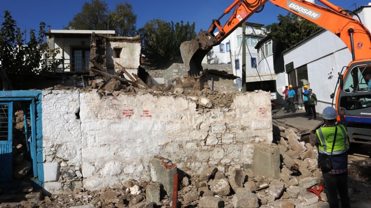 100 Yıllık Tescilli Bina Yıkıldı