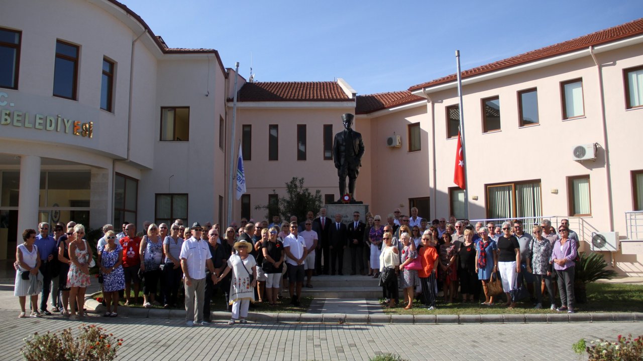 Yerleşik İngilizlerden Atatürk’e Saygı Duruşu