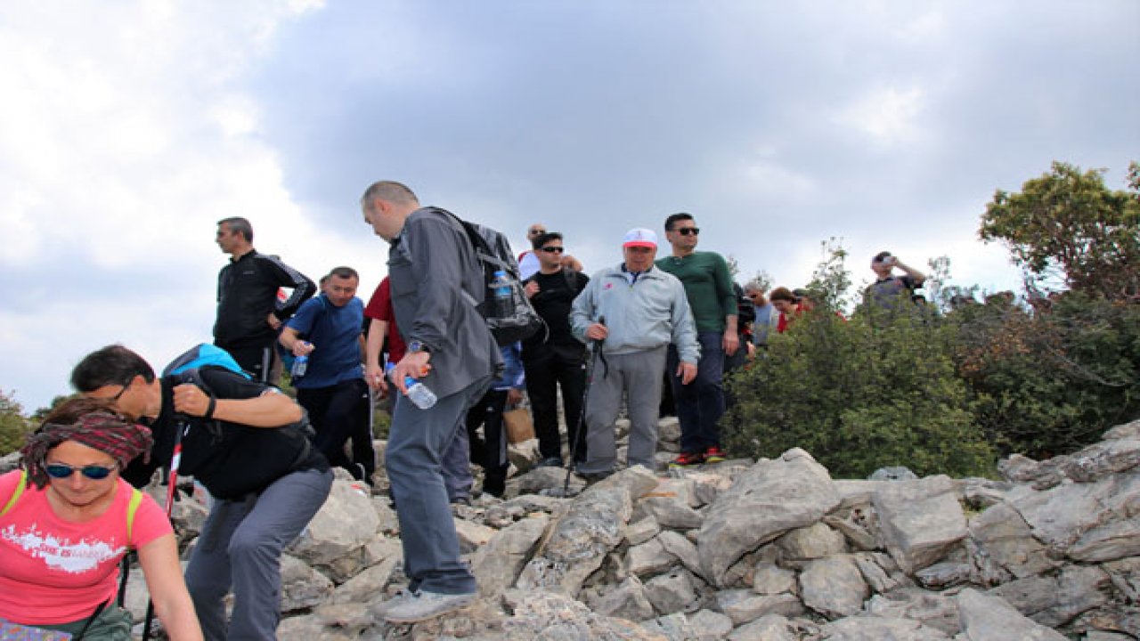 Vali, Kaymakam ve Belediye Başkanı 7 kilometrelik Leleg yolunu yürüyerek geçti