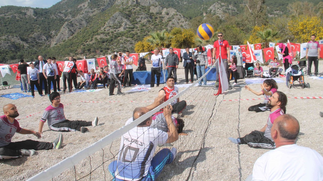 Türkiye'de ilk kez oturarak voleybol oynandı