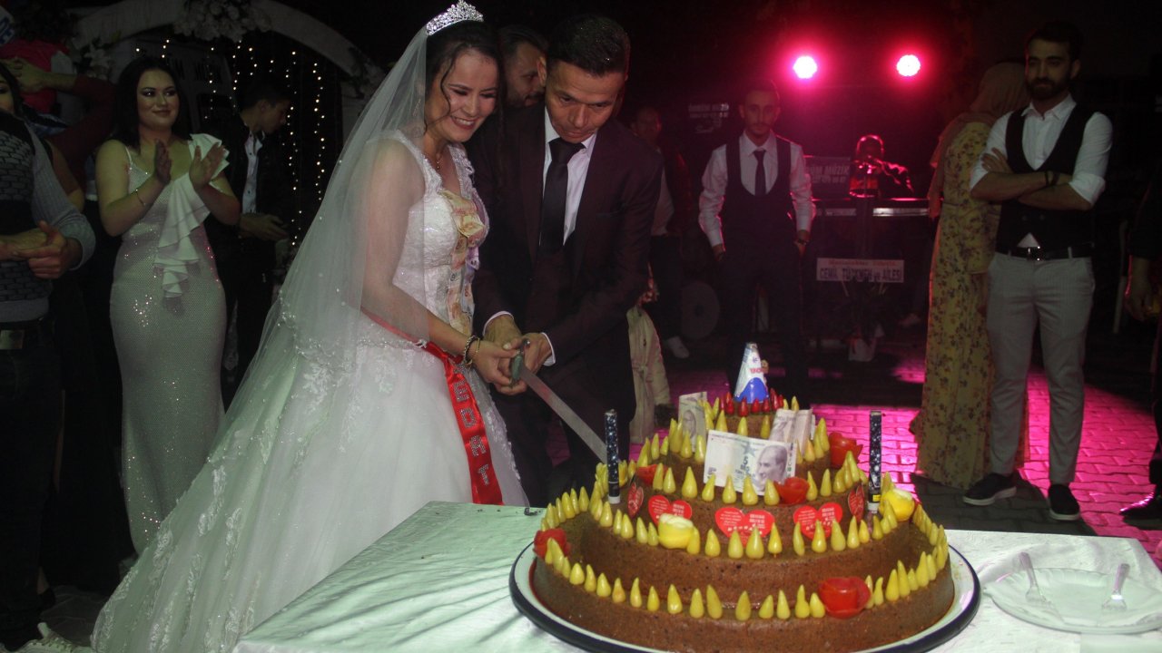 Düğünde Pasta Yerine Çiğ Köfte Kestiler