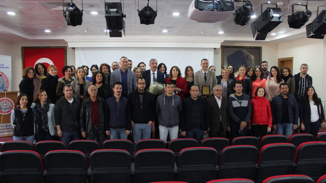 Eğitimde Fark Yaratan Öğretmenlere Plaket Verildi