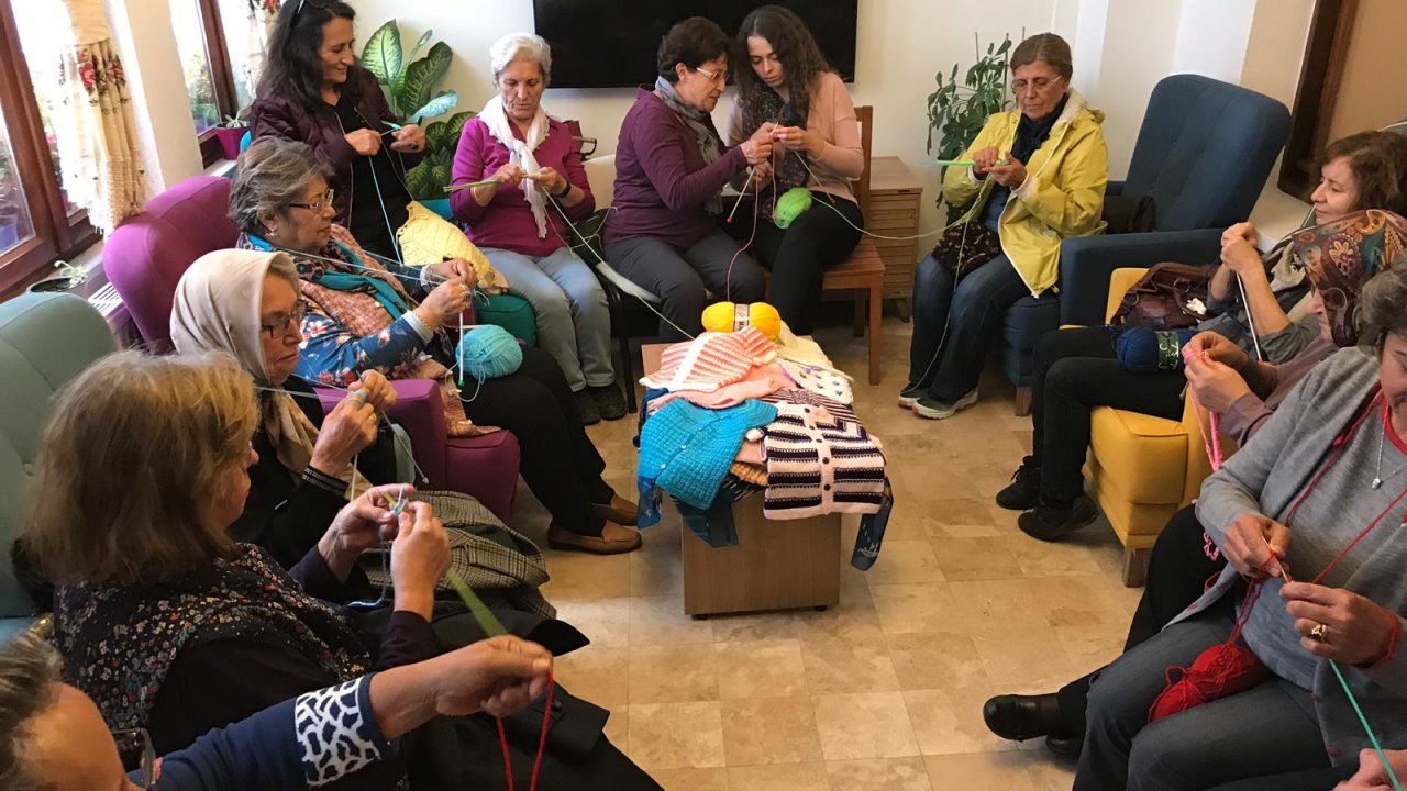 100 Yaş Evi Üyeleri Örgü Örerek Alzheimer’a Karşı Koyuyor