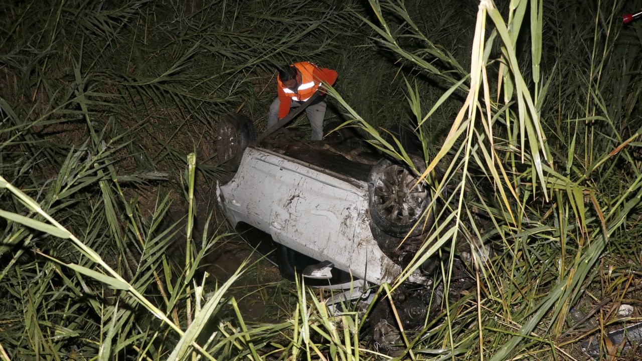 Otomobil Kanala Devrildi: 1 Yaralı