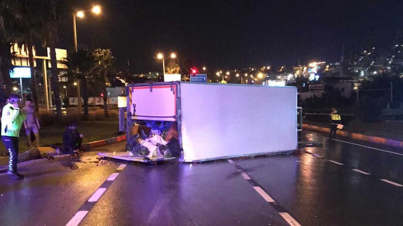 Bodrum'da Pazarcı Kamyonu Devrildi