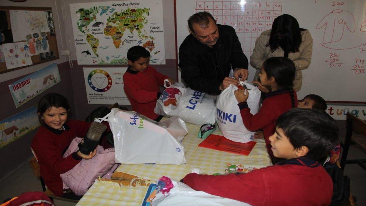 Doktorlar Köy Çocuklarının Yüzünü Güldürdü