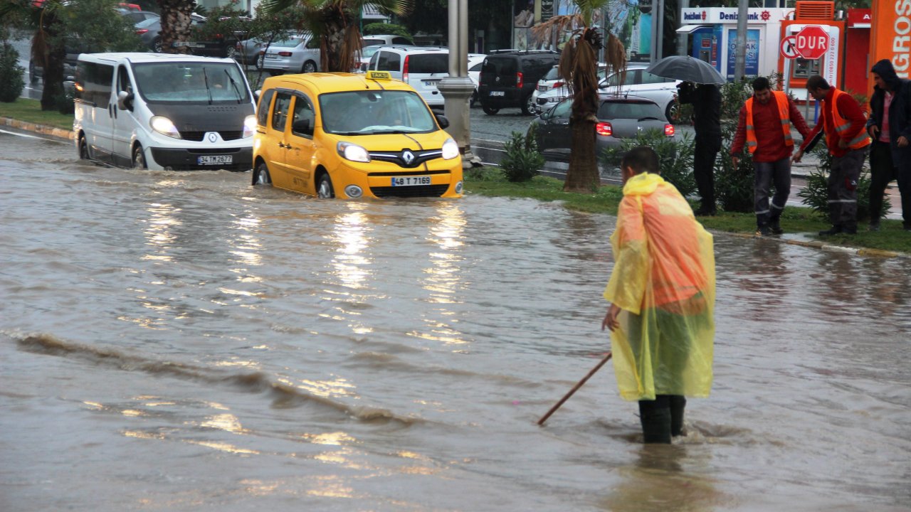 Önce Fırtına Sonra Sağanak Vurdu