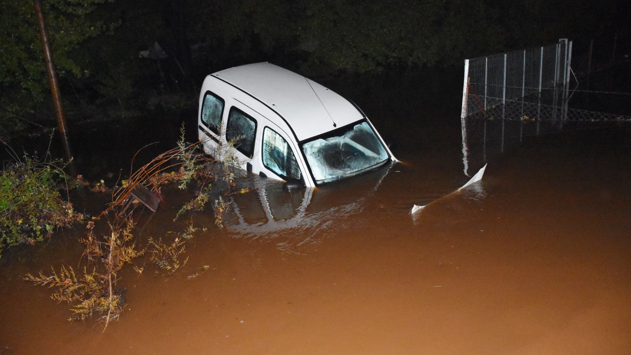 Marmaris İlçesinde Bir Araç Dereye Düştü