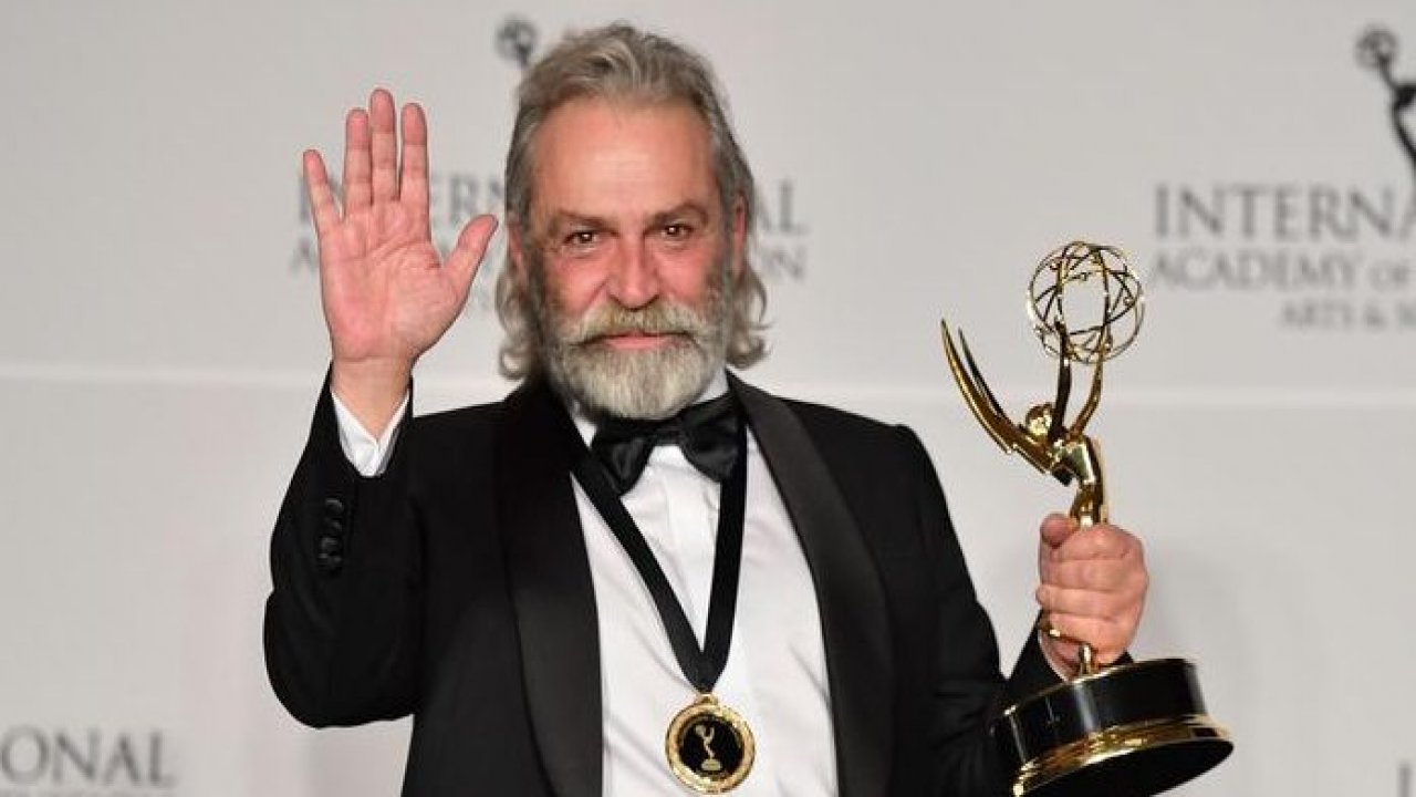 Haluk Bilginer,  Emmy Ödülleri'nde En İyi Erkek Oyuncu Seçildi