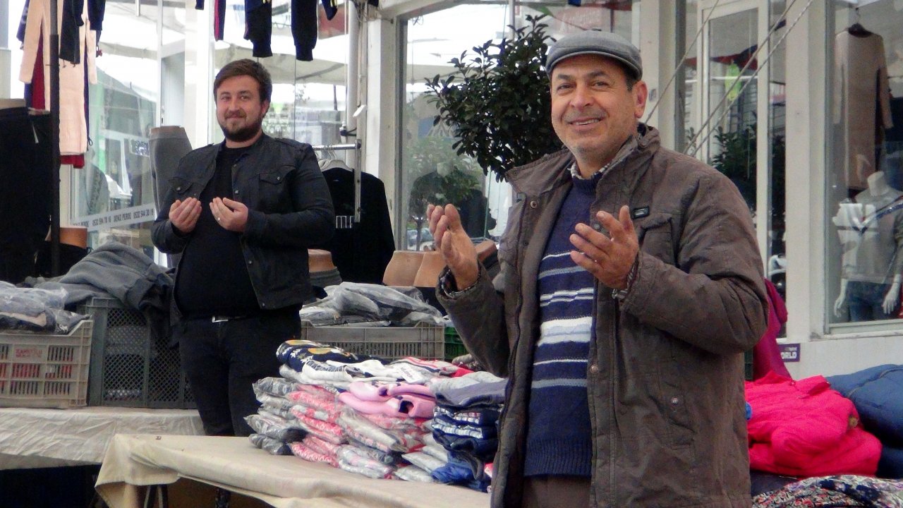 Pazarcılar Satışa Dua Ederek Başlıyor
