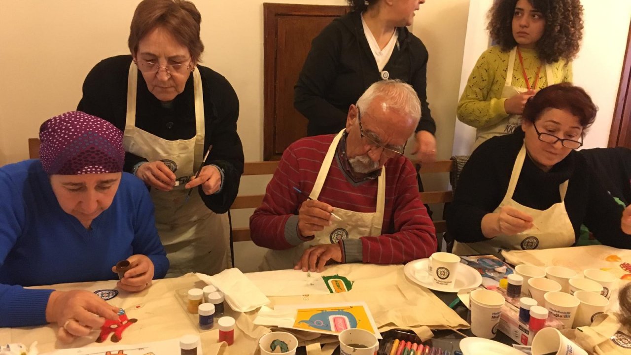 100 Yaş Evi Üyeleri Kendi Çantalarını Kendileri Üretiyor