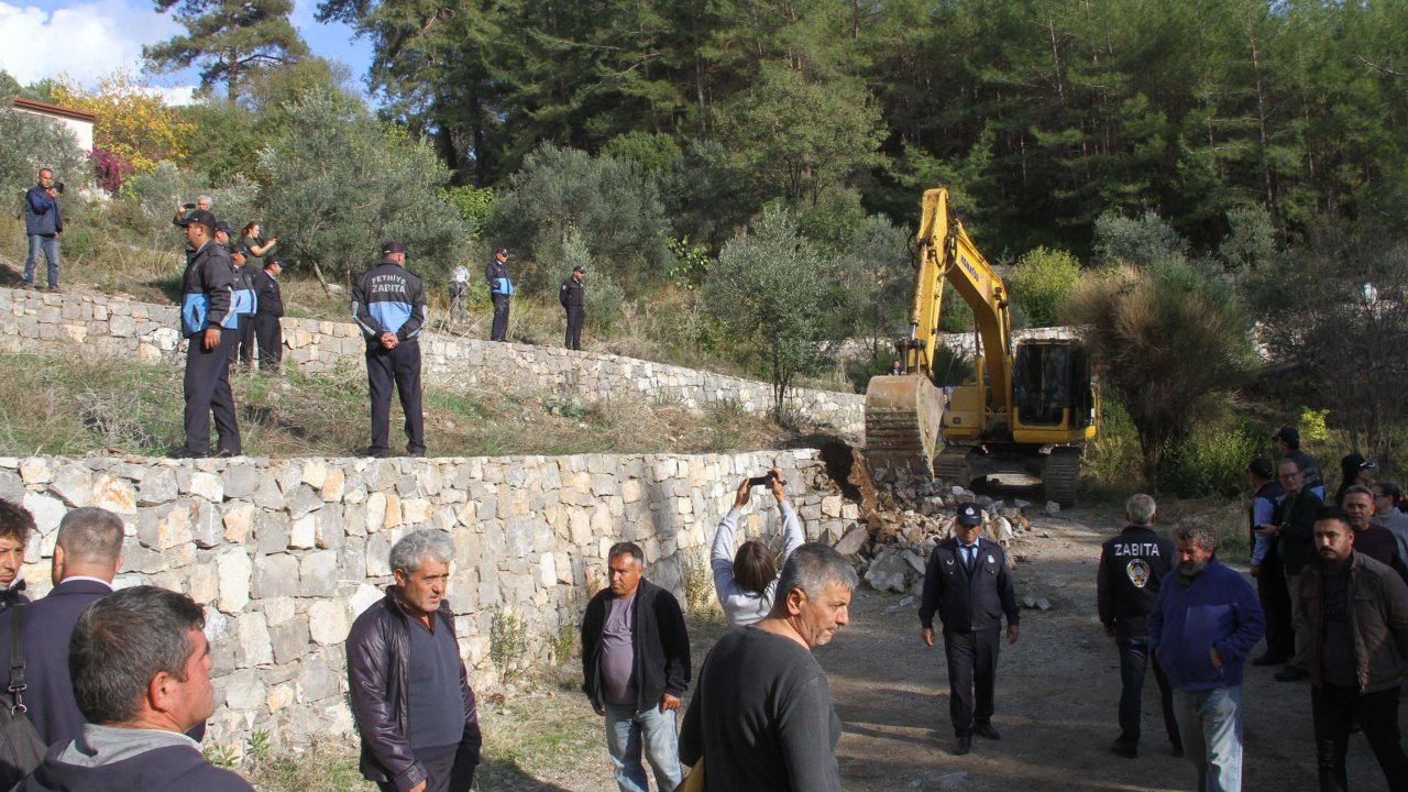 Kaçak İstinat Duvarı Yıkıldı