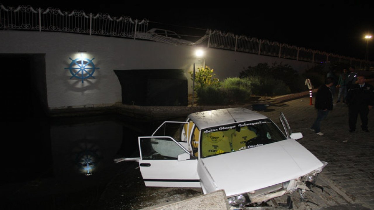 Alkollü gencin kullandığı otomobil köprüden uçtu