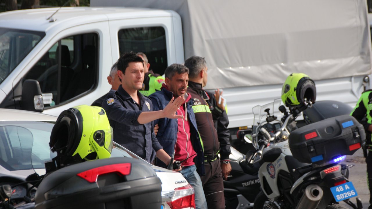 Bıçak zoruyla belediyenin kamyonetini çaldı