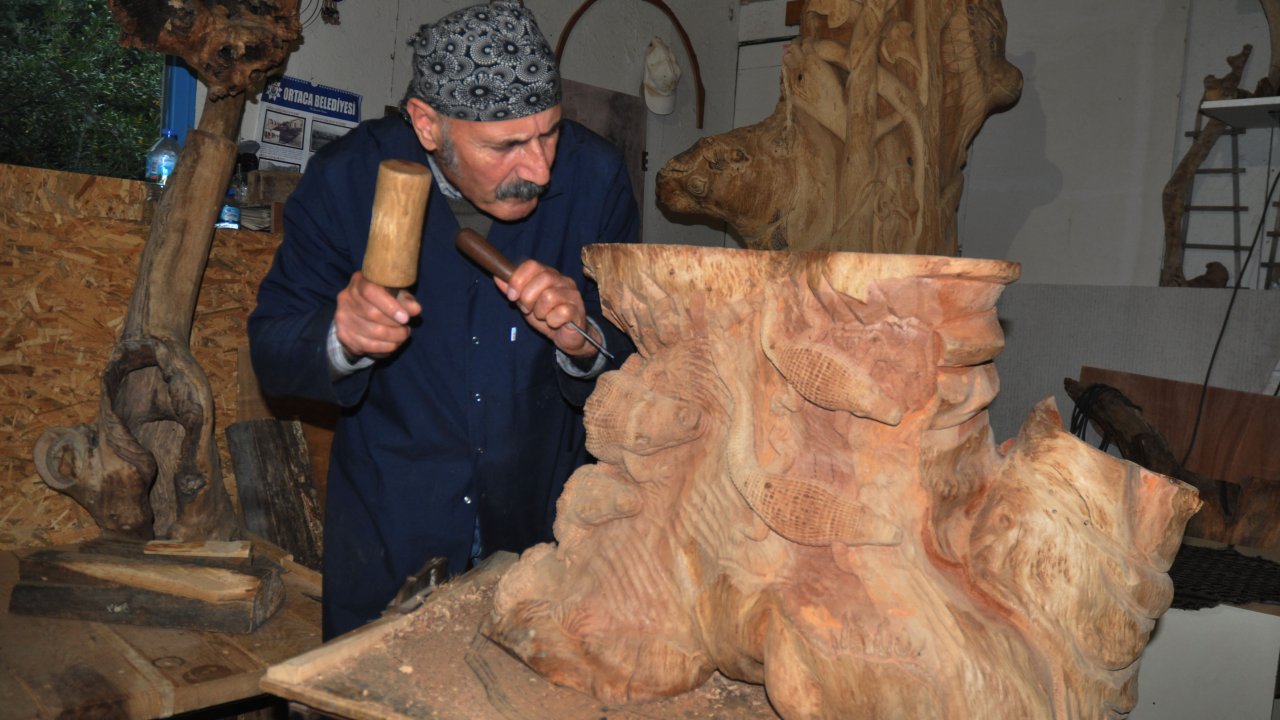 Odun Parçaları Mustafa Ustanın Elinde Sanata Dönüşüyor