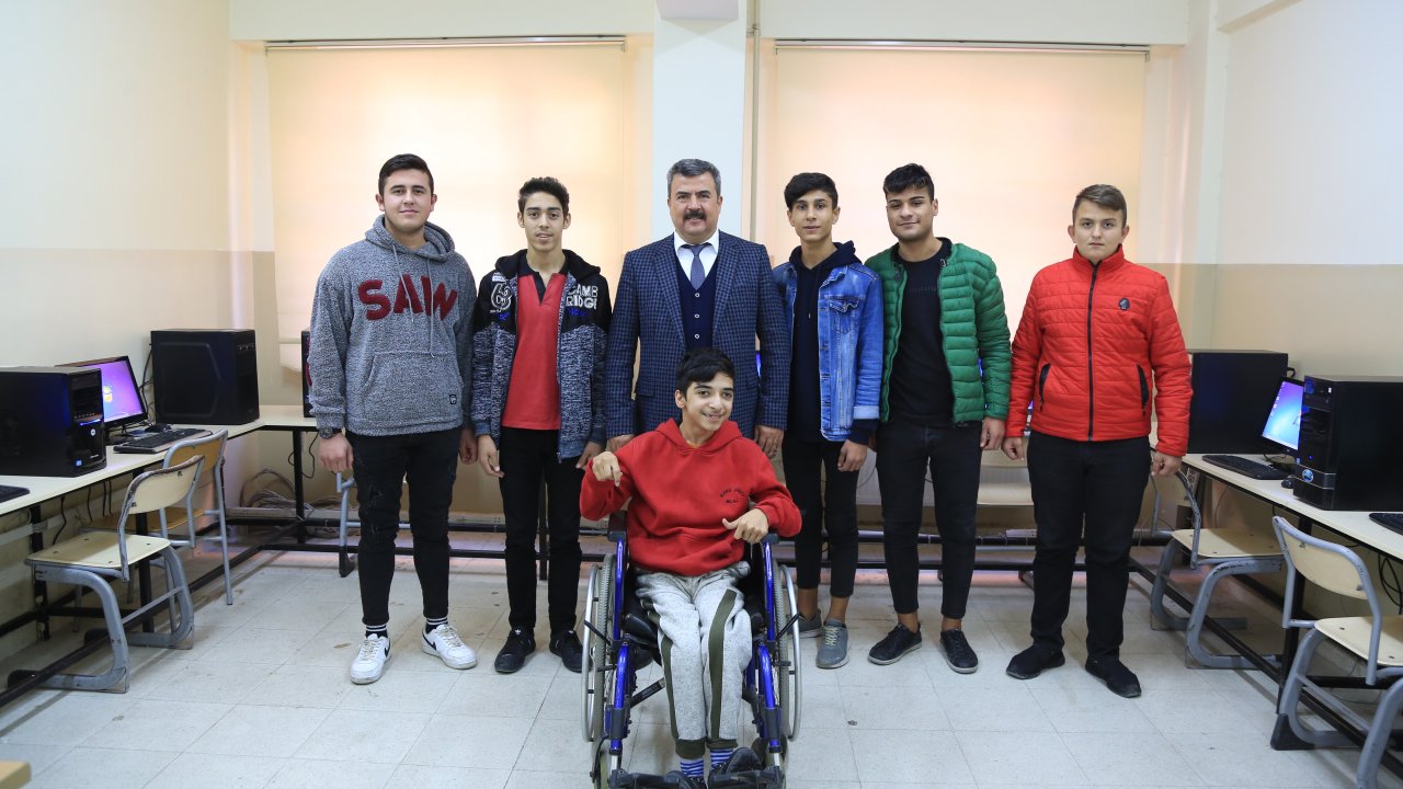 Beyin Felçli Lise Öğrencisine Laboratuvar Sürprizi