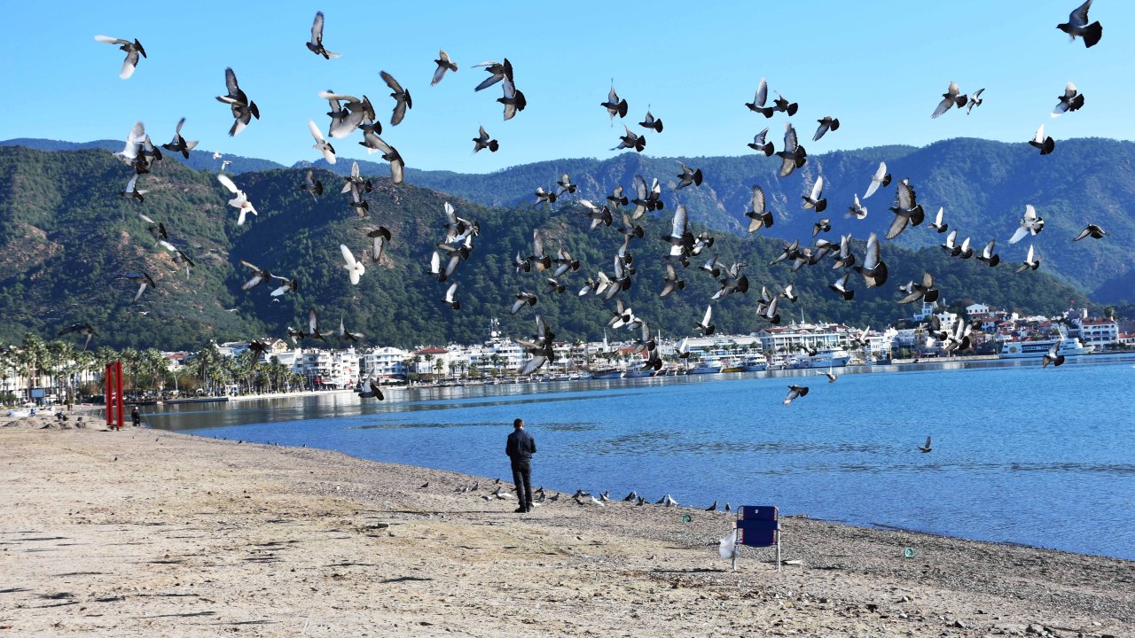 Marmaris'te Deniz 5 Metre Çekildi
