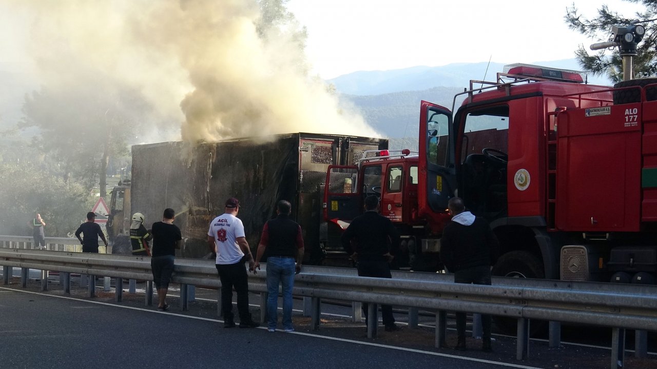 Gıda Malzemesi Yüklü Tırda Çıkan Yangın Söndürüldü