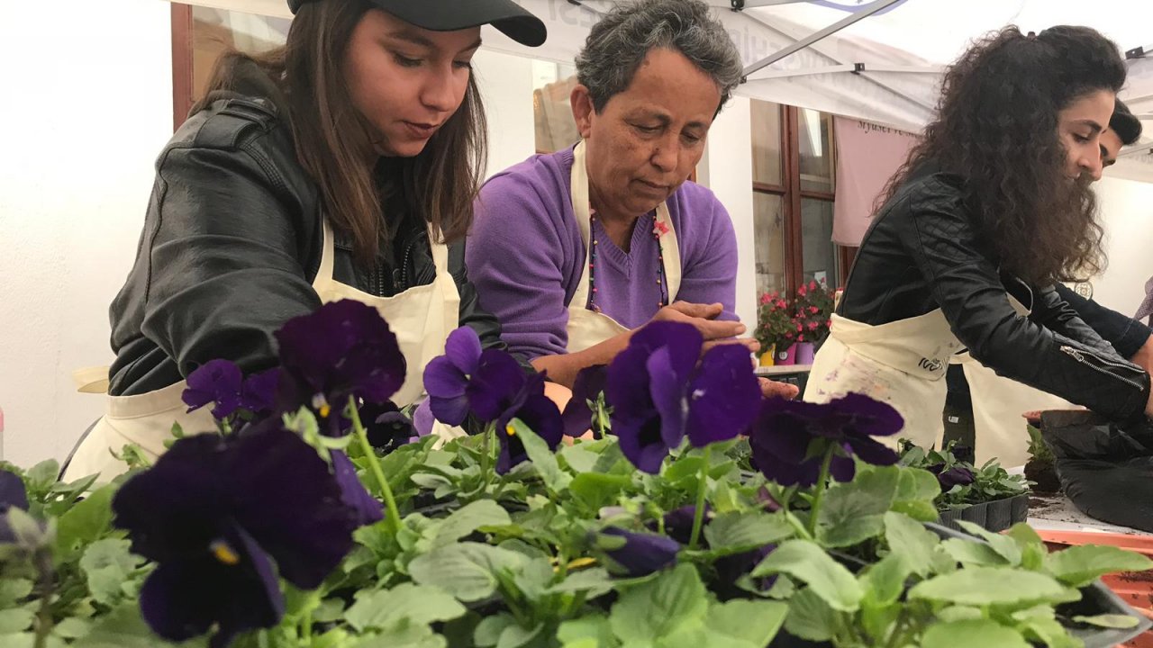Kuşaklar Bir Araya Gelerek Çiçek Dikti