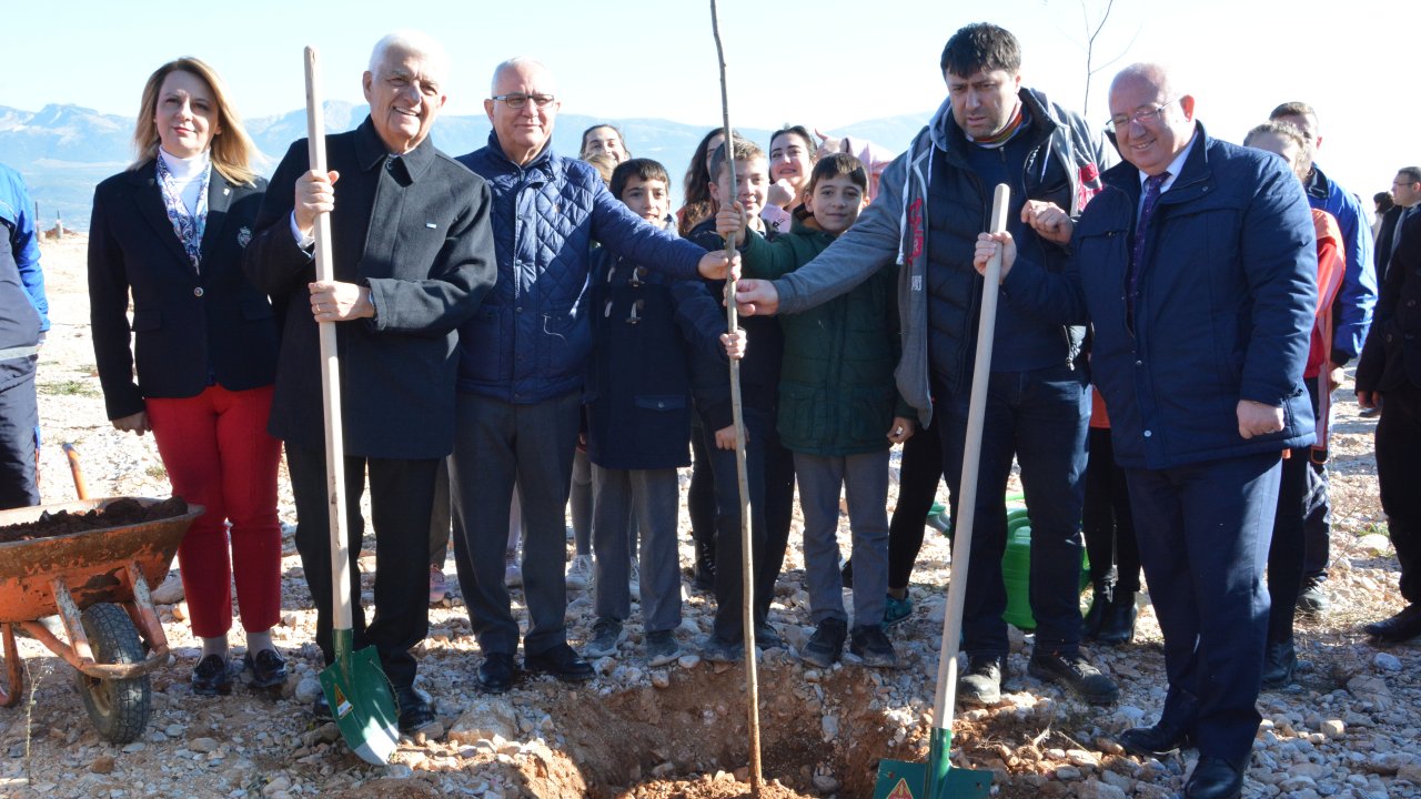 Menteşe’deki Vahşi Çöp Sahası’nda 2 Bin Fidan Toprakla Buluştu