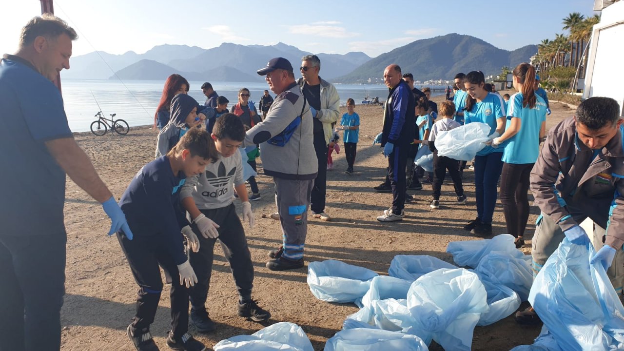 Öğrenciler Halk Plajında Temizlik Yaptı