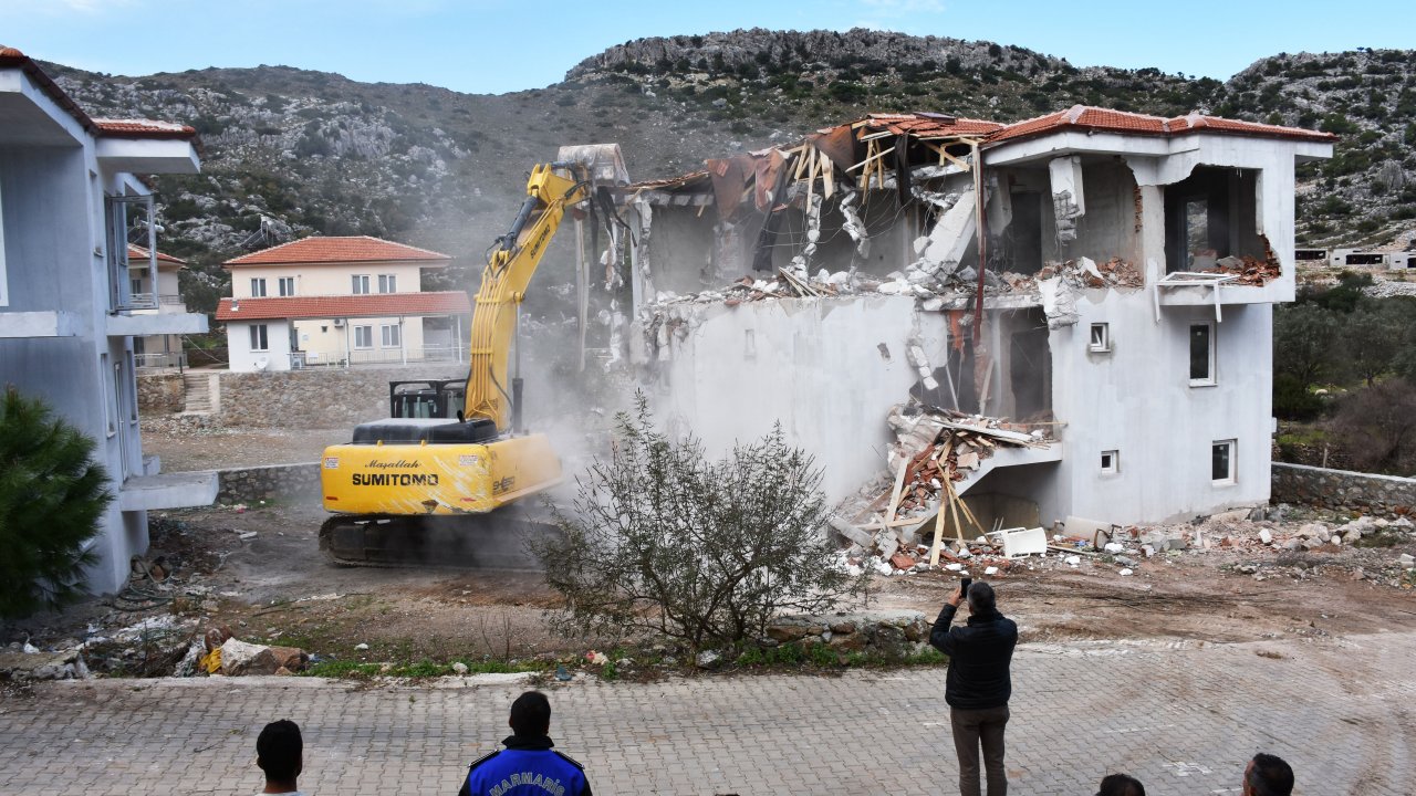 İmara Aykırı İki Villa Yıkıldı