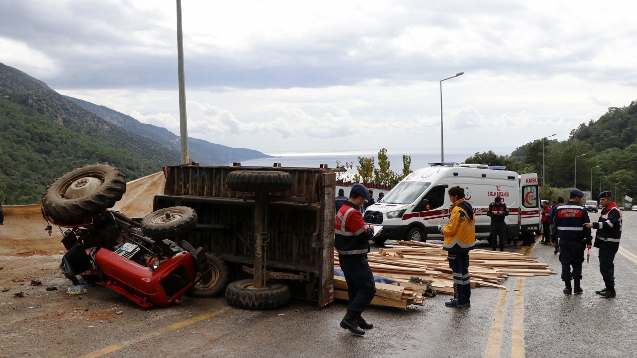 Muğla'da traktör devrildi: 1 ölü, 1 yaralı