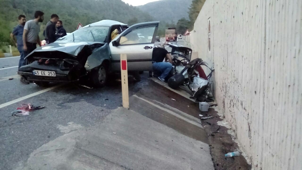 Otomobilde sıkışan kadın 1 saat sonra kurtarıldı