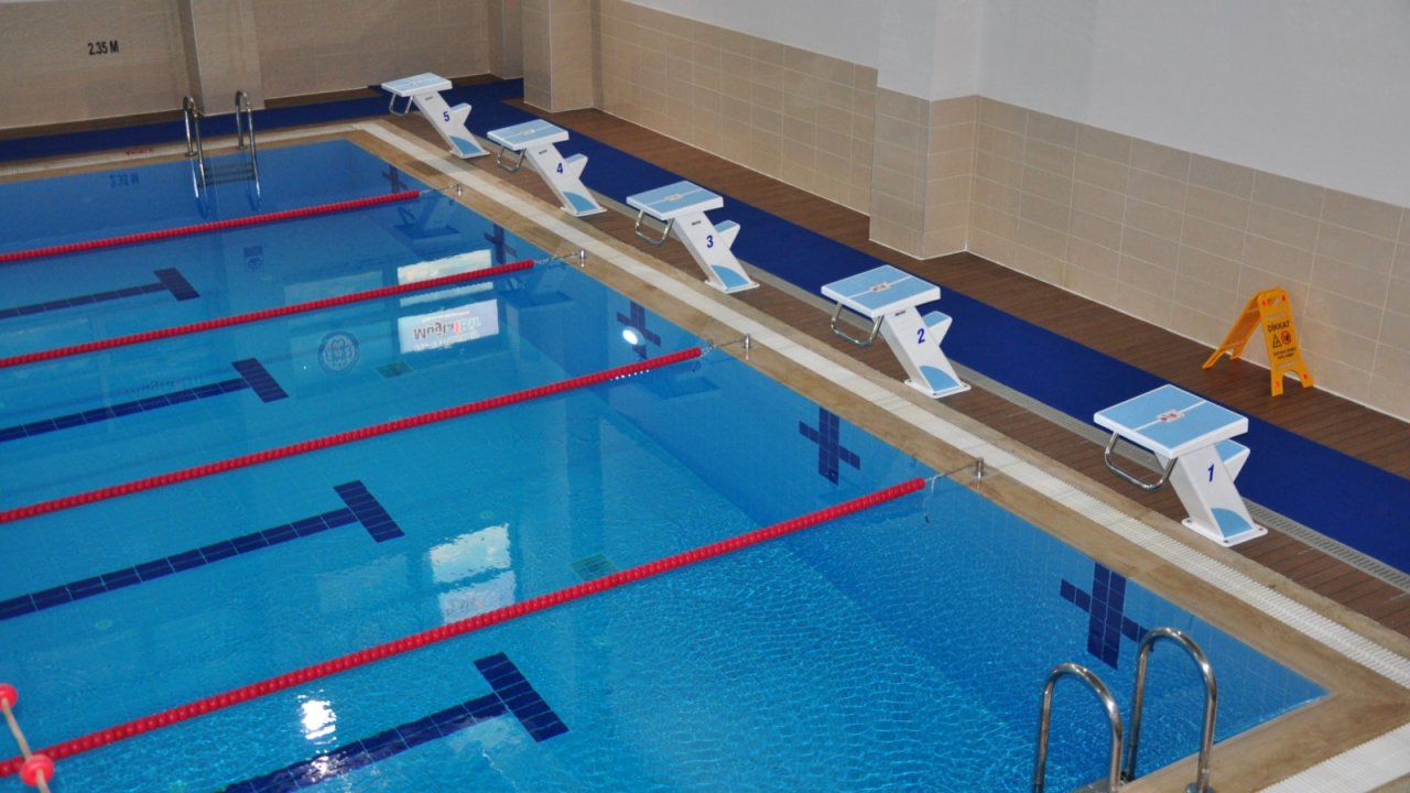 Kapalı Yüzme Havuzu Hizmete Açıldı