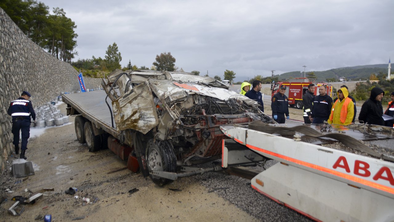 Muğla'da mutfak tüpü yüklü kamyonet devrildi: 1 ölü, 1 yaralı