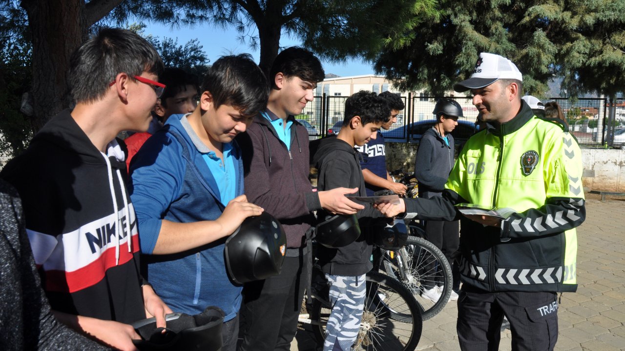 Öğrencilere Kask Dağıtıldı