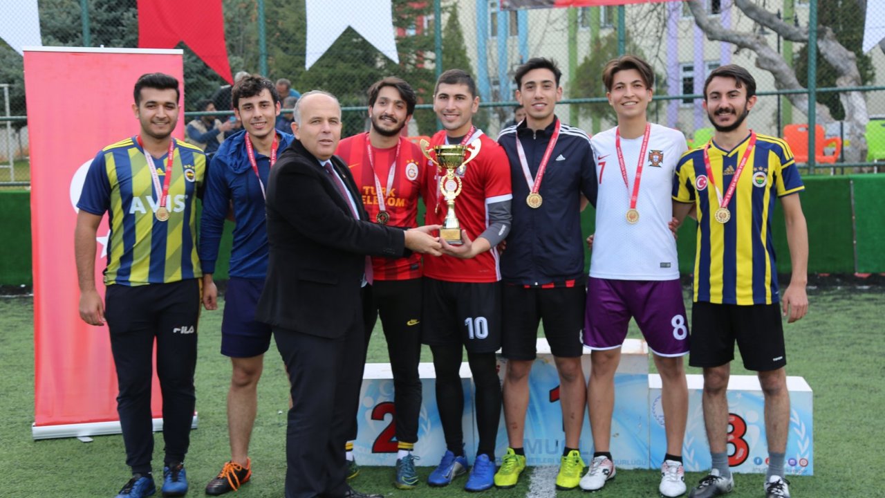 Geleneksel Cumhuriyet Turnuvaları Madalya Töreniyle Sona Erdi